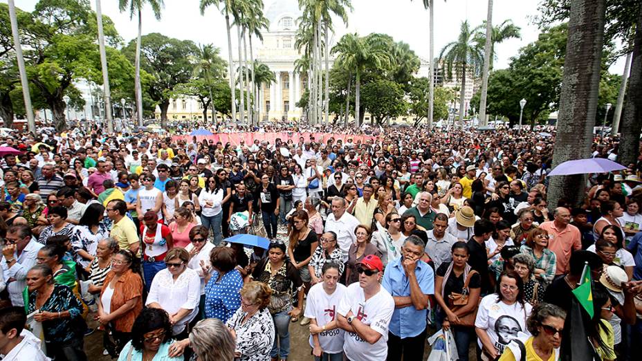 Multidão presta as últimas homenagens a Eduardo Campos na Praça da República em frente à sede do governo de Pernambuco