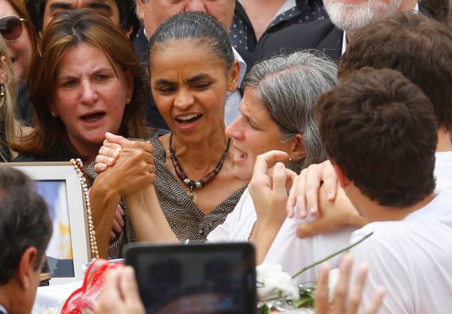 A viúva Renata Campos de mãos unidas com Marina Silva durante velório de Eduardo Campos
