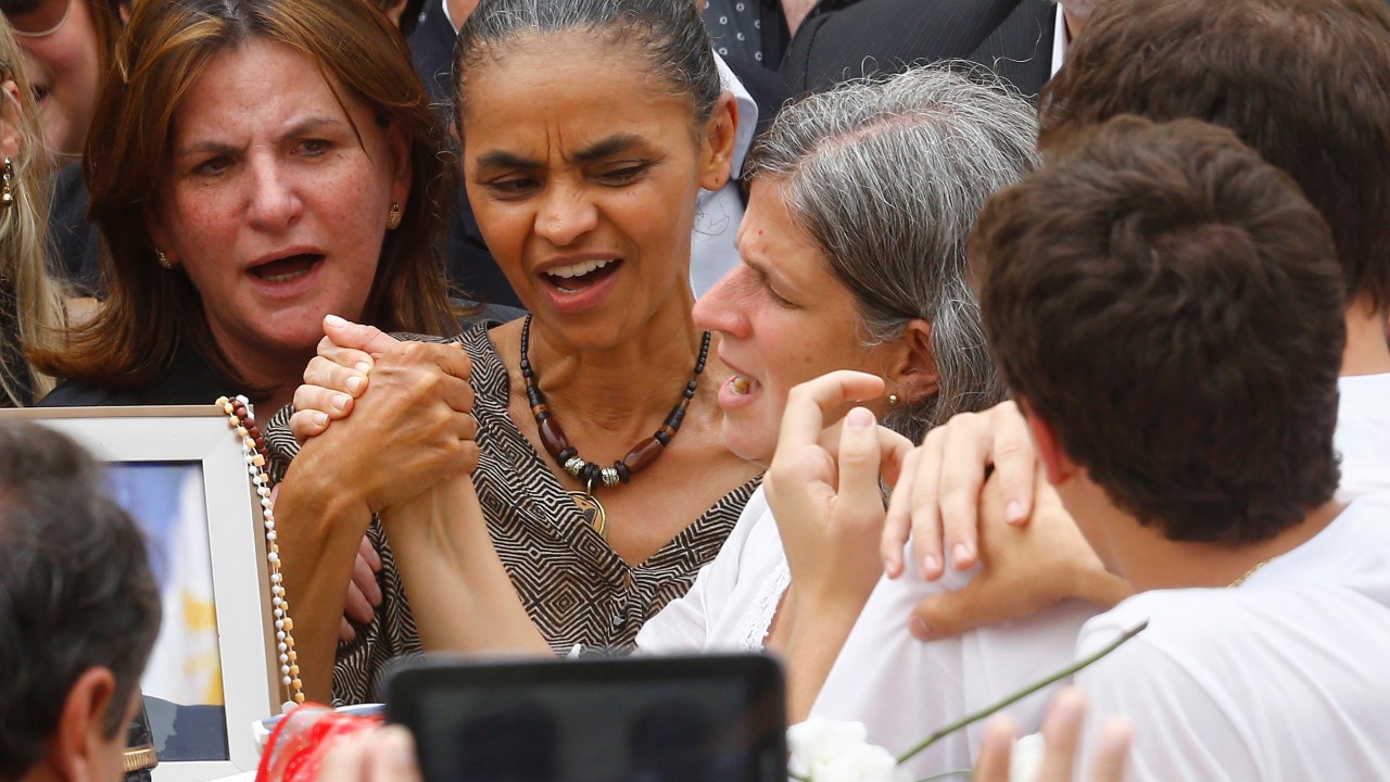 A viúva Renata Campos de mãos unidas com Marina Silva durante velório de Eduardo Campos