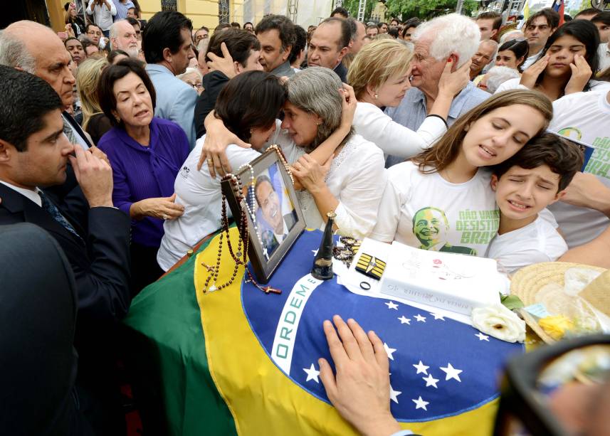 Família de Eduardo Campos, ex-governador de Pernambuco, no velório realizado no Palácio do Campo das Princesas, sede do governo estadual, no Recife