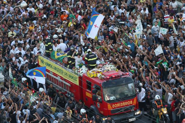 Multidão acompanha o cortejo do corpo de Eduardo Campos até o cemitério de Santo Amaro no Recife