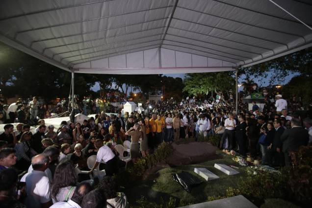 Milhares de pessoas aguardam o enterro do ex-governador e candidato a presidência Eduardo Campos no cemitério de Santo Amaro