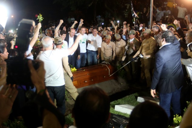 Eduardo Campos é sepultado no cemitério de Santo Amaro no Recife