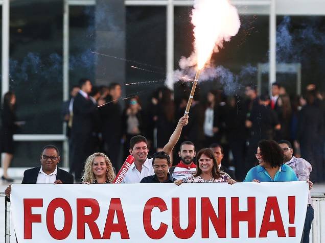 Manifestantes contra o presidente da Câmara dos Deputados, Eduardo Cunha, soltam fogos de artifício em frente ao Superior Tribunal Federal (STF) em Brasília, nesta quinta-feira (05)