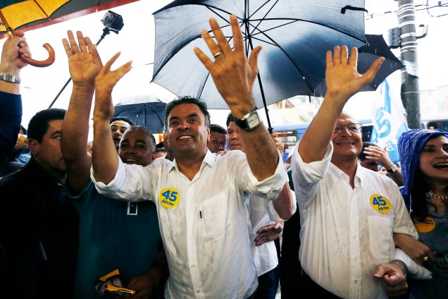 Debaixo de chuva esperada e acompanhado do governador Geraldo Alckmin, Aécio Neves (PSDB) faz campanha em São Paulo - 26/09/2014