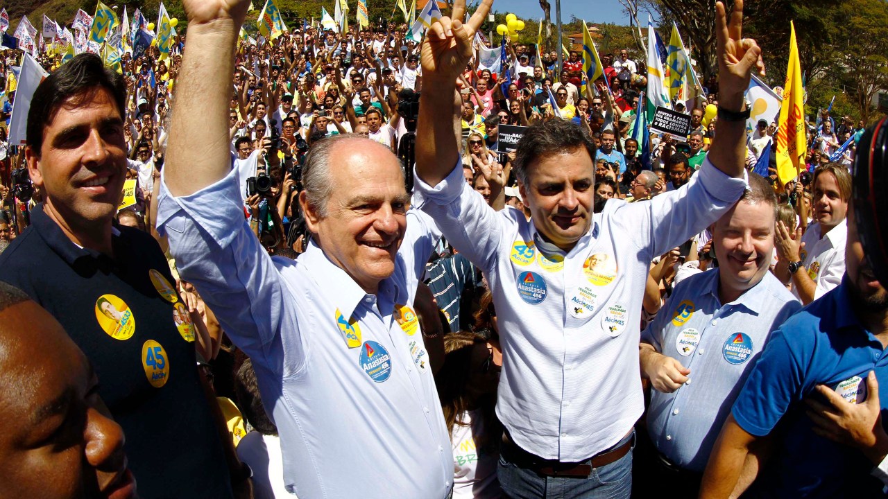 Candidato à Presidência da República pelo PSDB Aécio Neves, em carreata ao lado do candidato ao governo de Minas Gerais Pimenta da Veiga