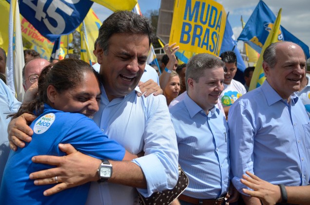 O candidato à Presidência da República, Aécio Neves, participou de caminhada no bairro Mangabeiras, região Sul de Belo Horizonte e se reuniu com prefeitos e vereadores de Minas Gerais