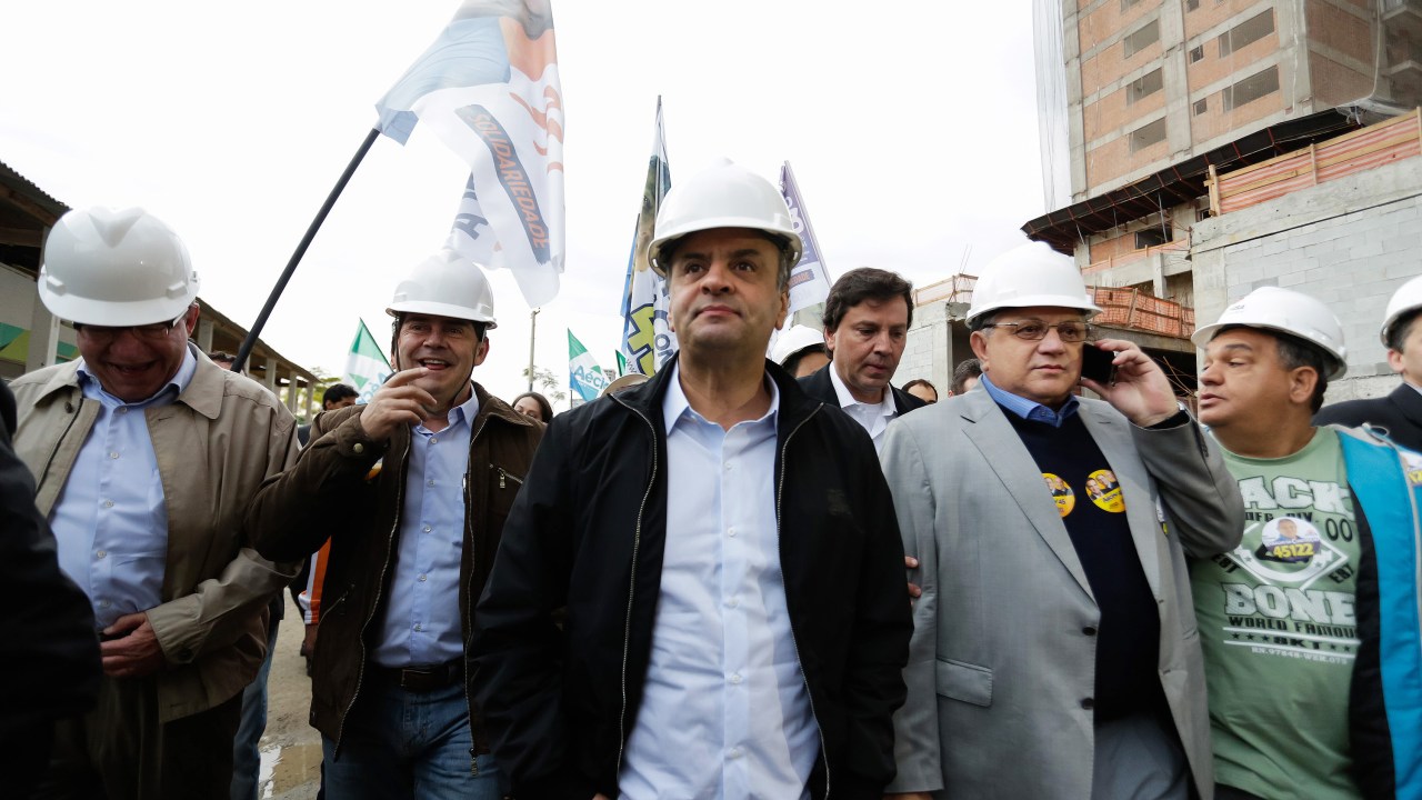 O candidato à Presidência da República pelo PSDB Aécio Neves, participa de encontro com operários da construção civil, nesta quinta-feira (28/08), em São Paulo