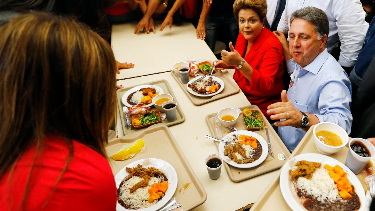 Dilma Rousseff almoça com Anthony Garotinho em restaurante popular no Rio de Janeiro