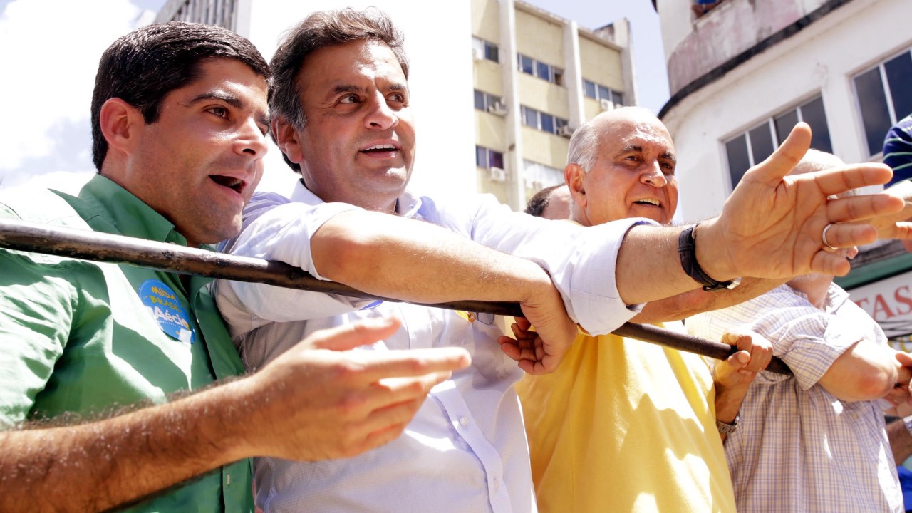 O candidato à Presidência da República pelo PSDB, Aécio Neves, participou de caminhada pelas ruas de Itabuna (BA), ao lado do prefeito de Salvador, ACM Neto (à esq.), dos candidatos ao governo da Bahia Paulo Souto - 18/09/2014