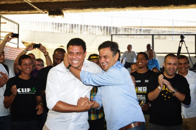 O candidato à Presidência da República pelo PSDB, Aécio Neves, participou, do lançamento do livro Um país chamado favela na nova sede da Central Única das Favelas (Cufa), em Madureira, no Rio de Janeiro, acompanhado do ex-jogador de futebol Ronaldo - 14/09/2014