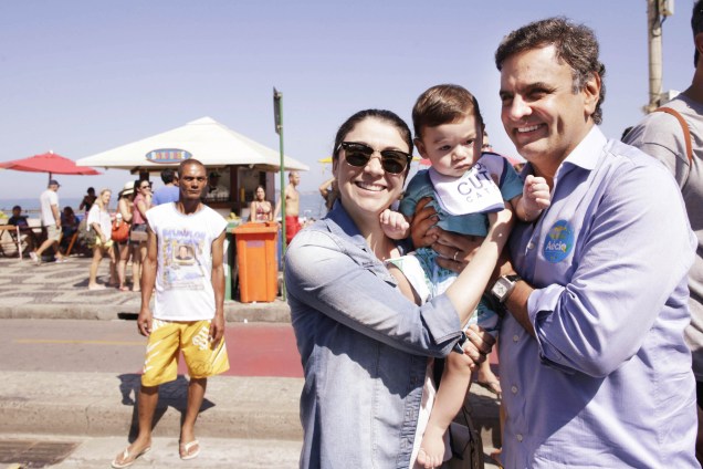 O candidato à Presidência da República pelo PSDB, Aécio Neves, posa para fotos com simpatizantes, no Rio de Janeiro - 14/09/2014