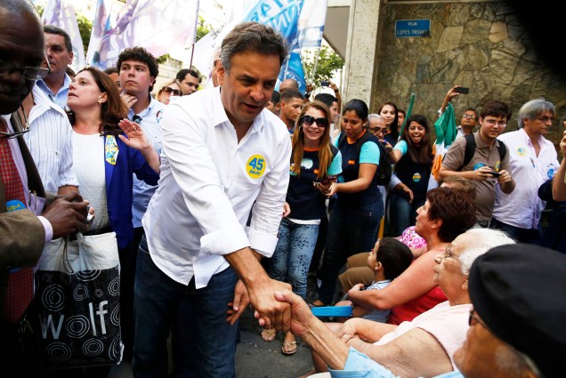 Aécio Neves cumprimenta eleitores durante evento de campanha em Niterói (RJ) - 23/09/2014