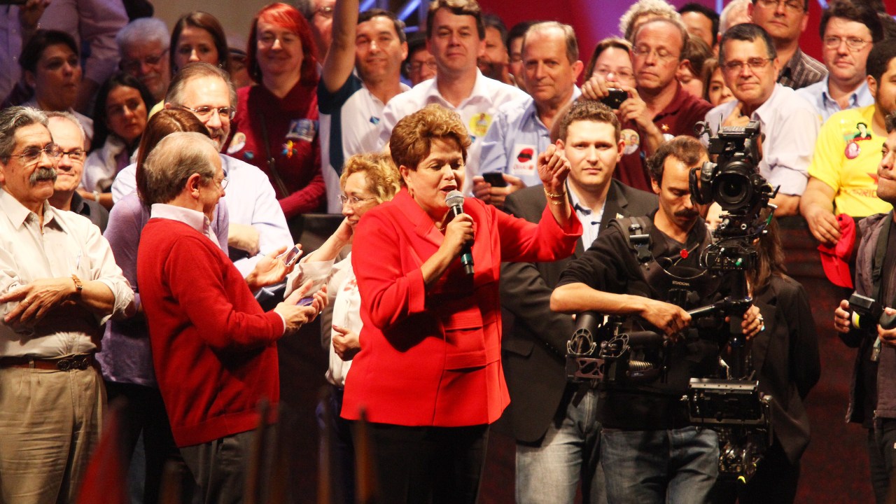 A presidente Dilma Rousseff, candidata à reeleição, participa de comício com militantes do PT em defesa da reeleição de Tarso Genro para o governo gaúcho, em Porto Alegre