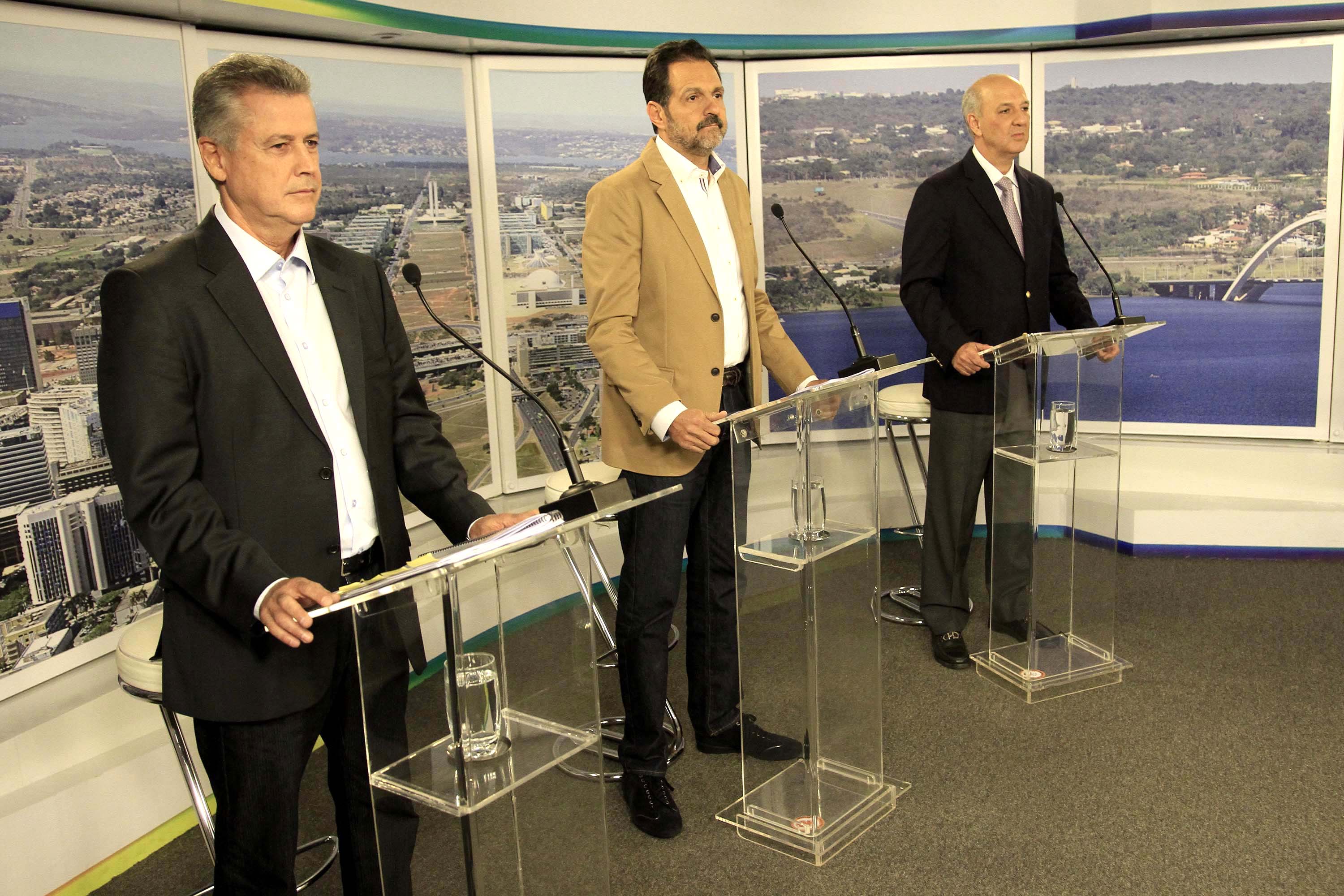 Os candidatos ao governo do Distrito Federal, Rodrigo Rollemberg (PSB), Agnelo Queiroz (PT) e o candidato à reeleição, José Roberto Arruda (PR), durante debate entre os candidatos ao governo do Distrito Federal, em Brasília, em 25/08/2014