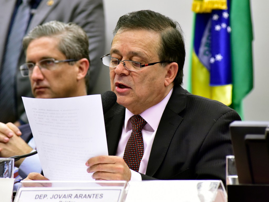 O relator da comissão do impeachment, deputado Jovair Arantes (PTB-GO), durante leitura do relatório, durante sessão que analisa a denúncia por crime de responsabilidade fiscal da presidente da República, Dilma Rousseff - 06/04/16
