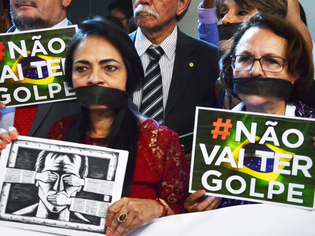 Protesto durante a leitura do parecer, feita pelo deputado Jovair Arantes (PTB-GO), relator do pedido de afastamento da presidente Dilma Rousseff, apresentadO na tarde desta quarta-feira, à comissão especial do impeachment, em Brasília (DF) - 06/04/16