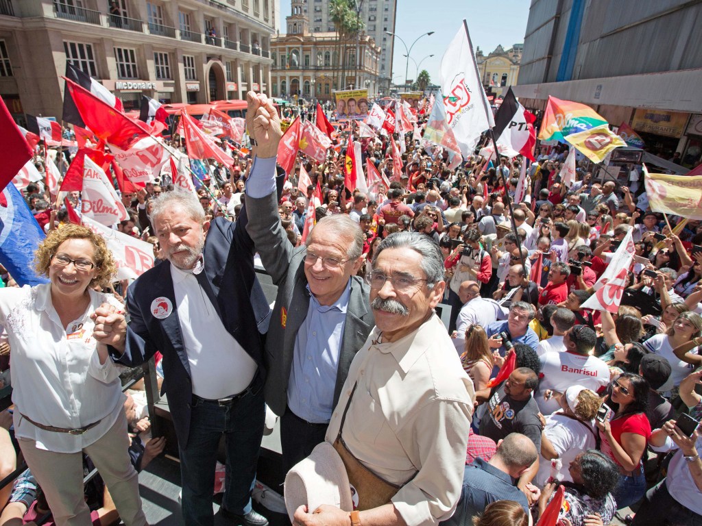 O ex-presidente Lula durante caminhada no centro de Porto Alegre, no Rio Grande do Sul, nesta quarta-feira (22)