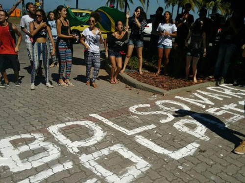Manifestantes se reúnem na frente do condomínio de deputado Jair Bolsonaro