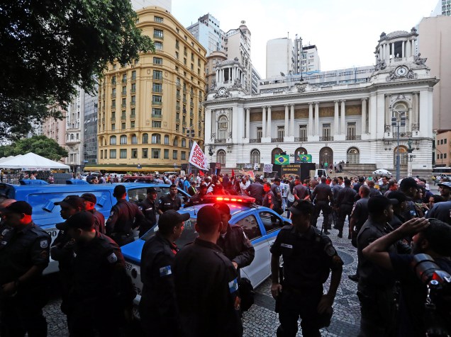 Manifestantes a favor e contra o impeachment da presidente Dilma Rousseff, entraram em conflito na Cinelândia, no centro do Rio de Janeiro (RJ). Após o confronto, manifestantes pró-impeachment deixaram o espaço e se dirigiram para a Candelária - 11/05/2016