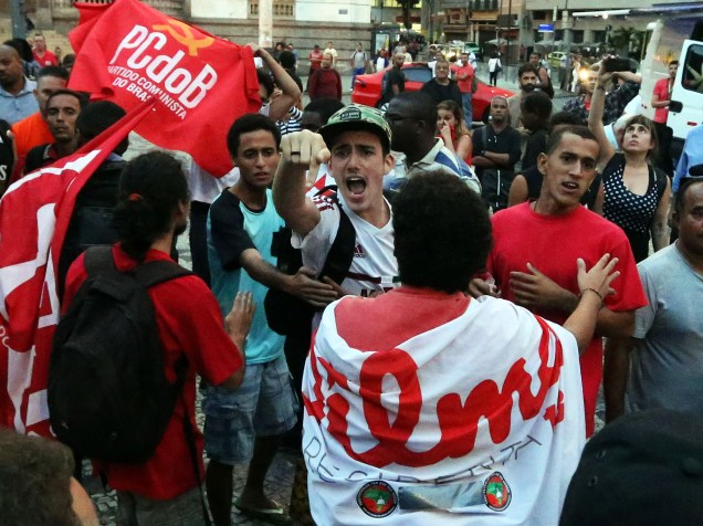 Manifestantes a favor e contra o impeachment da presidente Dilma Rousseff, entraram em conflito na Cinelândia, no centro do Rio de Janeiro (RJ). Após o confronto, manifestantes pró-impeachment deixaram o espaço e se dirigiram para a Candelária - 11/05/2016