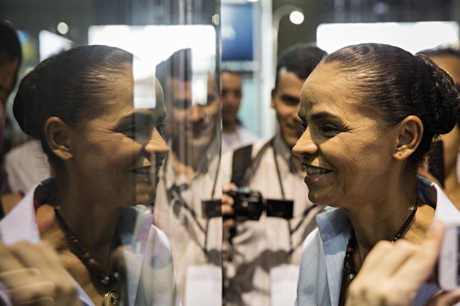 A candidata Marina Silva, acompanhada do seu vice, Beto Albuquerque, visita a Bienal do Livro, no Anhembi, zona norte de São Paulo - 25/08/2014