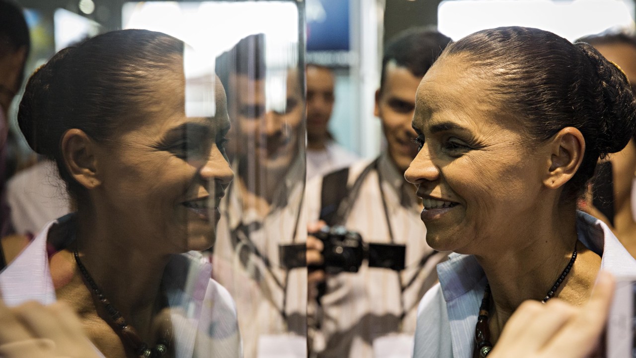 A candidata do PSB à Presidência da República, Marina Silva, acompanhada do seu vice, Beto Albuquerque, visita na tarde desta segunda-feira (25), a Bienal do Livro, no Anhembi, zona norte de São Paulo