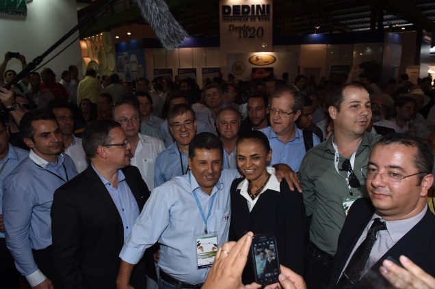 A candidata à Presidência da República pelo PSB, Marina Silva, durante uma visita à FENASUCRO (Feira Internacional de Tecnologia e Sucroenergética), em Sertãozinho, no interior paulista