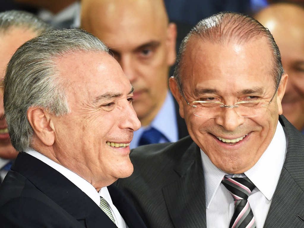 O presidente da República em exercício, Michel Temer, e Eliseu Padilha, empossado ministro-chefe da Casa Civil, durante cerimônia no Palácio do Planalto, em Brasília (DF) - 12/05/2016