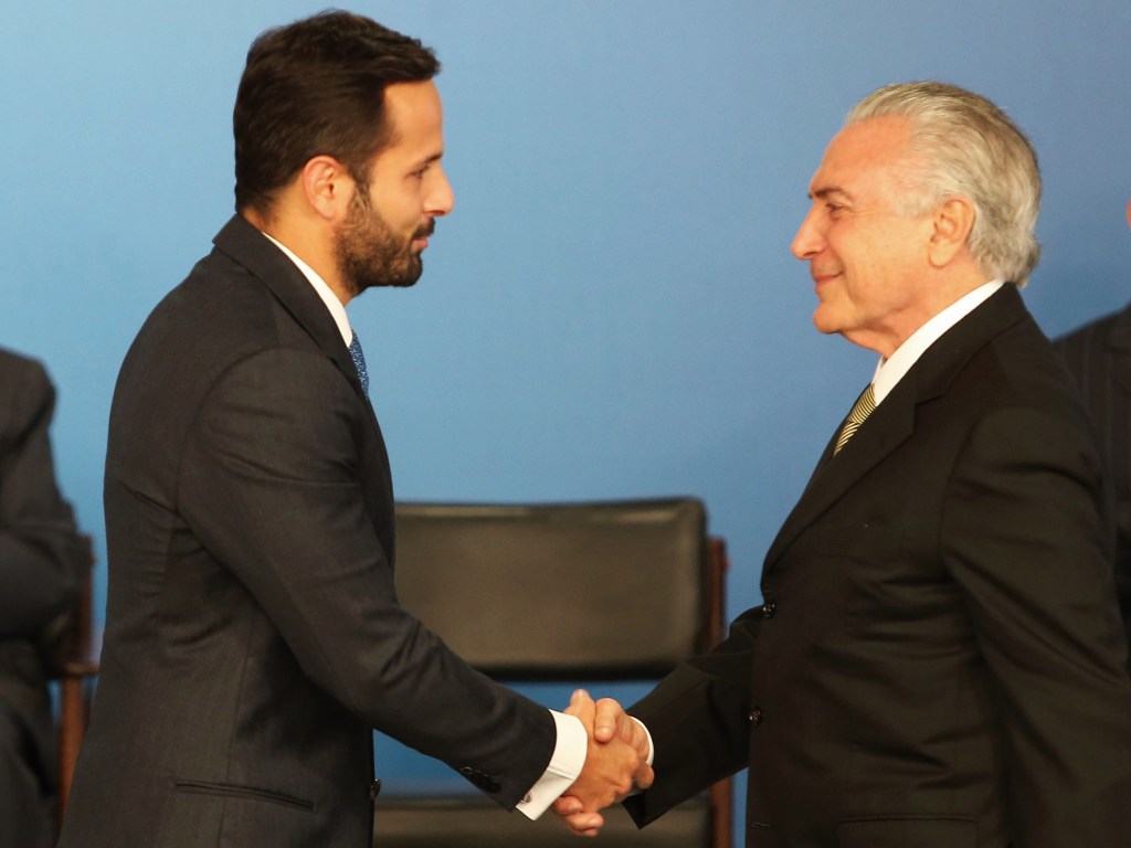 O presidente da República em exercício, Michel Temer, dá posse ao novo ministro da Cultura, Marcelo Calero, em cerimônia realizada no Palácio do Planalto,em Brasília (DF) - 24/05/2016