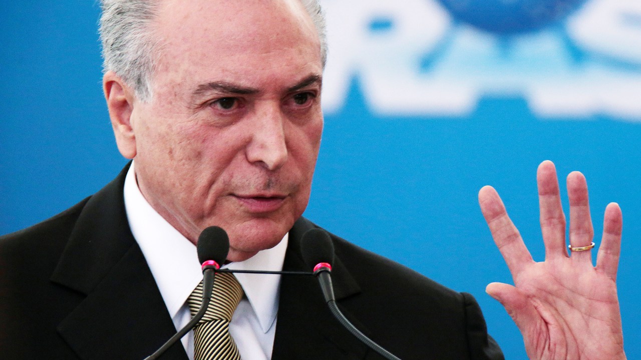 "Vocês sabem que o Brasil vive a necessidade do fim do processo de impedimento de um presidente da República. Não dá para chegar aqui pedindo a um interino para fazer", disse Temer