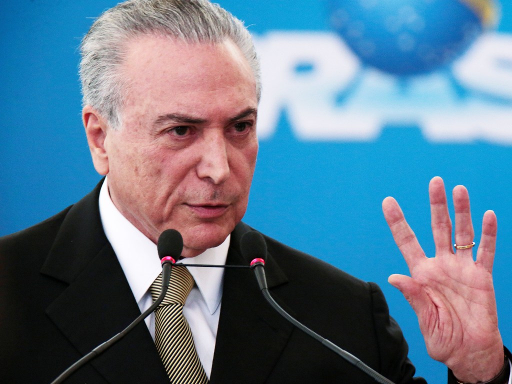 "Vocês sabem que o Brasil vive a necessidade do fim do processo de impedimento de um presidente da República. Não dá para chegar aqui pedindo a um interino para fazer", disse Temer