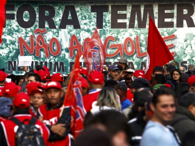 Manifestantes ligados à diversos movimentos sociais, culturais e centrais sindicais participam do ato Fora Temer, Não ao Golpe, Nenhum Direito a Menos!, na Avenida Paulista, em São Paulo (SP) - 10/06/2016