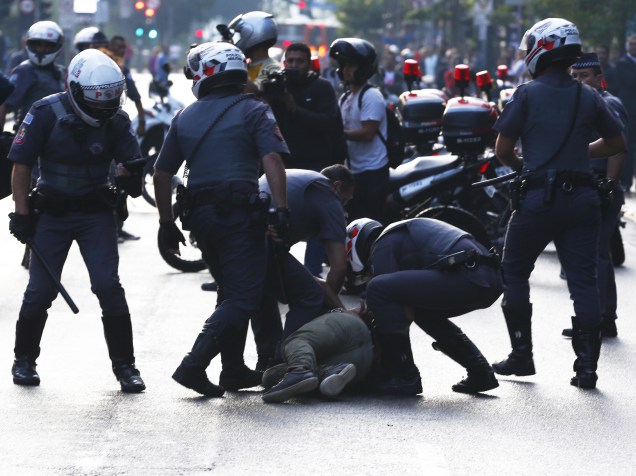 Policia dispersa manifestantes, integrantes do MTST (Movimento dos Trabalhadores Sem Teto), que ocuparam o hall do prédio onde se localiza o escritório da Presidência da República, na Avenida Paulista, em São Paulo(SP) - 01/06/2016