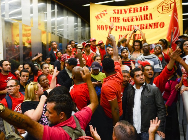 Militantes do Movimento dos Trabalhadores Sem Teto (MTST) ocupam a entrada do prédio onde funciona o escritório da Presidência da República, na Avenida Paulista, em São Paulo (SP) - 01/06/2016