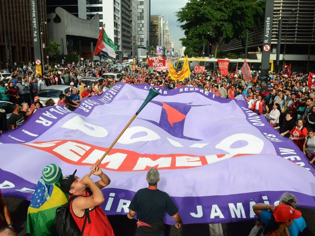 Militantes do Movimento dos Trabalhadores Sem Teto (MTST) ocupam a entrada do prédio onde funciona o escritório da Presidência da República, na Avenida Paulista, em São Paulo (SP) - 01/06/2016