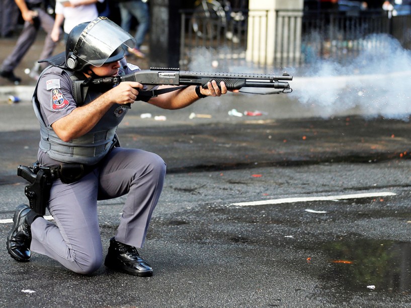 Militantes do Movimento dos Trabalhadores Sem Teto (MTST) entram em confronto com a Polícia Militar, na Avenida Paulista, em São Paulo (SP) - 01/06/2016