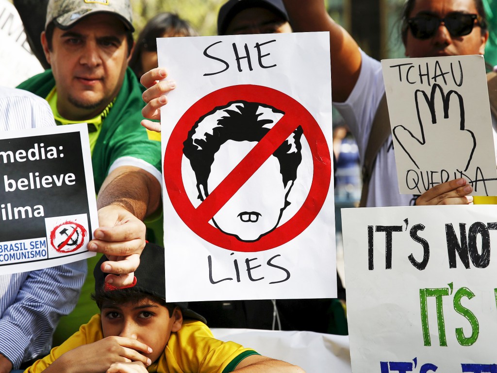 Manifestantes a favor do impeachment da presidente Dilma Rousseff, realizam protesto em Nova York, nos Estados Unidos durante a Assembléia-geral da ONU, em cerimônia de assinatura do Acordo do Clima - 22/04/2016