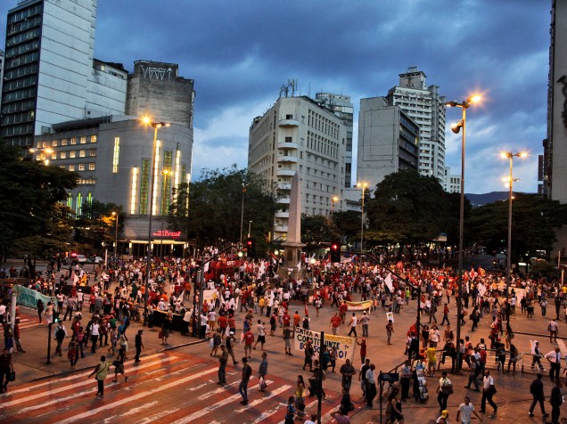 Manifestantes sindicalistas durante ato em favor da classe trabalhadora na região central de Belo Horizonte (MG)