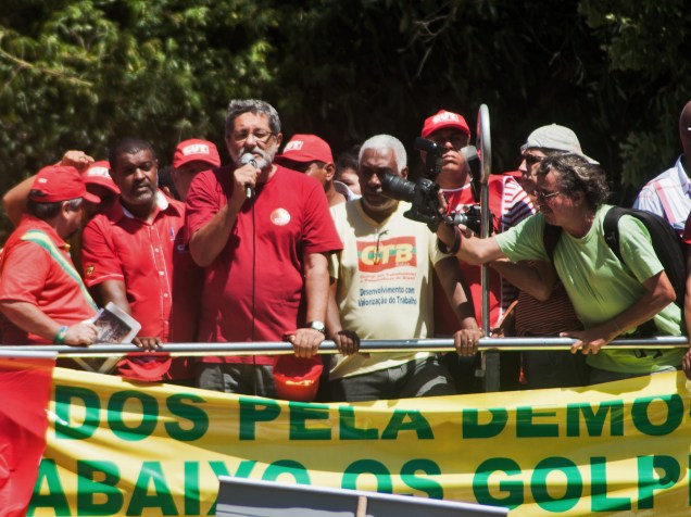 O ex-presidente da Petrobrás, José Sérgio Gabrielli discursa para integrantes da Central Única dos Trabalhadores (CUT) e outras centrais sindicais que protestam em frente ao prédio da Petrobrás, no bairro do Itaigara, em Salvador (BA)