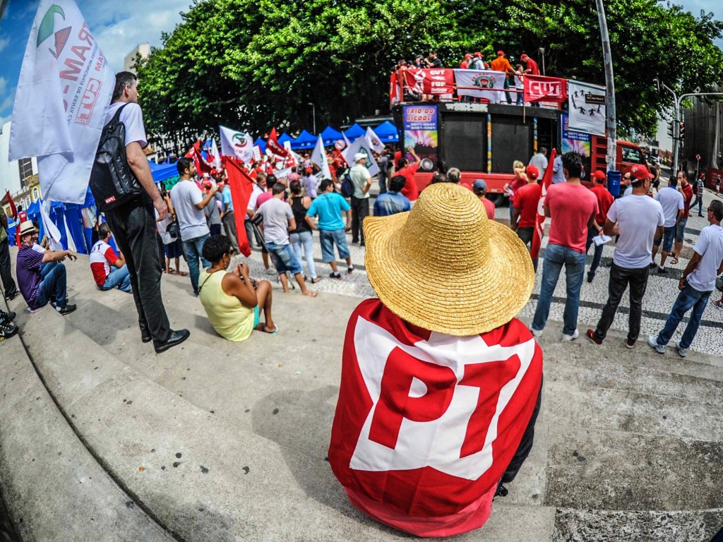 Integrantes da Central Única dos Trabalhadores (CUT) e do Sindicato dos Metalúrgicos organizam movimento a favor de Lula no próximo domingo
