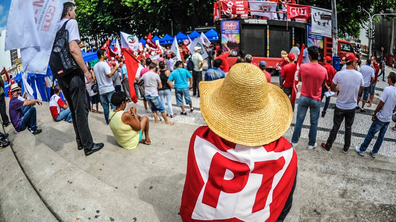 Integrantes da Central Única dos Trabalhadores (CUT) e do Sindicato dos Metalúrgicos organizam movimento a favor de Lula no próximo domingo