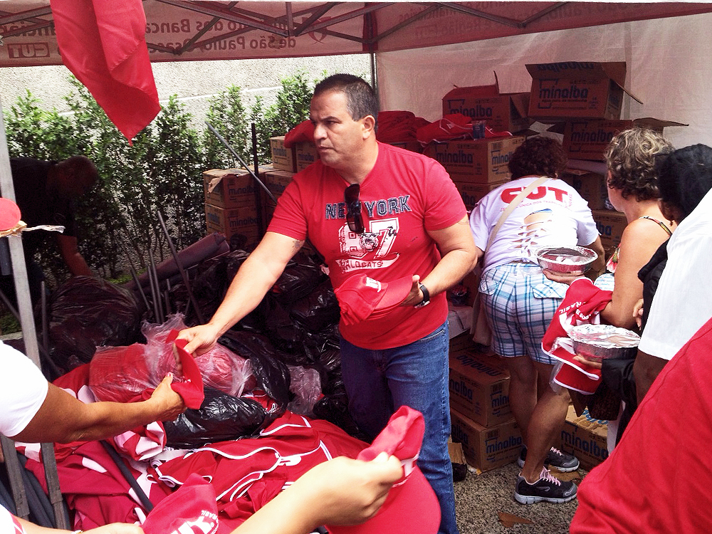Integrantes da CUT (Central Única de Trabalhadores) distribuem camisetas à outros sindicalistas para o ato nacional em defesa dos direitos da classe trabalhadora, da reforma agrária, da reforma política e da Petrobrás