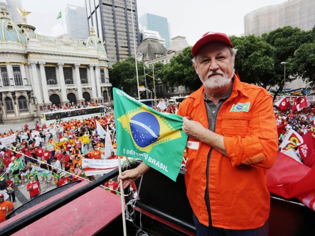 João Pedro Stédile participa do protesto sindicalista que acontece na Cinelândia, região central do Rio de Janeiro, nesta sexta-feira (13)