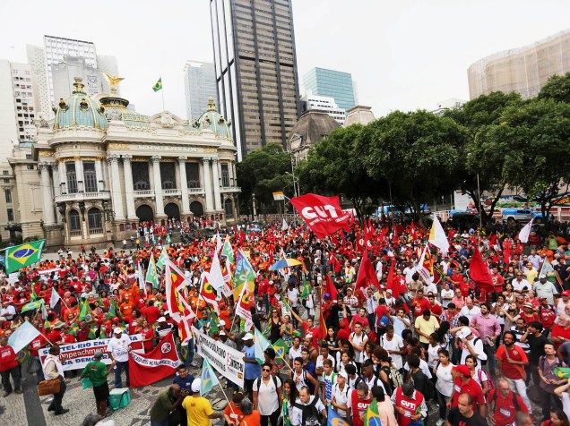 Integrantes da Central Única dos Trabalhadores (CUT) e outras centrais sindicais protestam na Cinelândia, região central do Rio de Janeiro