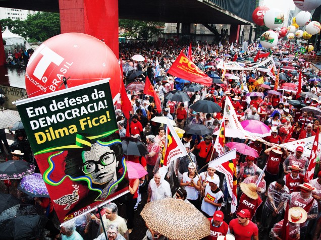 Manifestantes ligados à CUT e movimentos sociais realizam em ato em defesa da Petrobras e da presidente Dilma Rousseff na avenida Paulista, em São Paulo - 13/03/2015