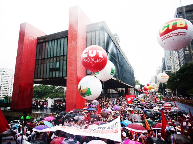 Os balões dos sindicatos preenchem os espaços vazios da manifestação pró-Dilma em São Paulo, no dia 13