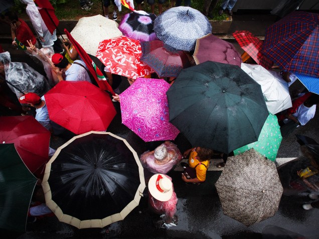 Manifestantes ligados à CUT e movimentos sociais enfrentaram chuva durante ato na avenida Paulista em São Paulo - 13/03/2015