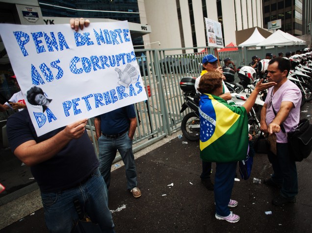 Cerca de 30 manifestantes ligados ao grupo Revoltados On Line pede o impeachment da presidente Dilma Roussef em frente a um edificio onde funciona um escritório da Petrobras na avenida Paulista, em São Paulo - 13/03/2015