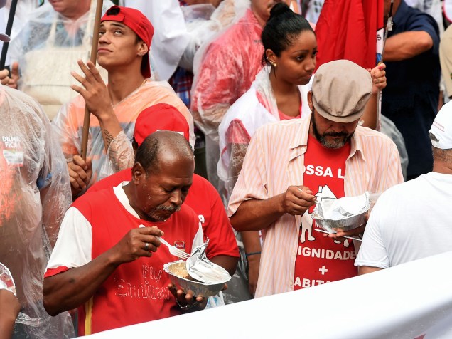 Sindicalistas distribuem marmitas para membros do ato em favor da classe trabalhadora na Avenida Paulista, região central de São Paulo